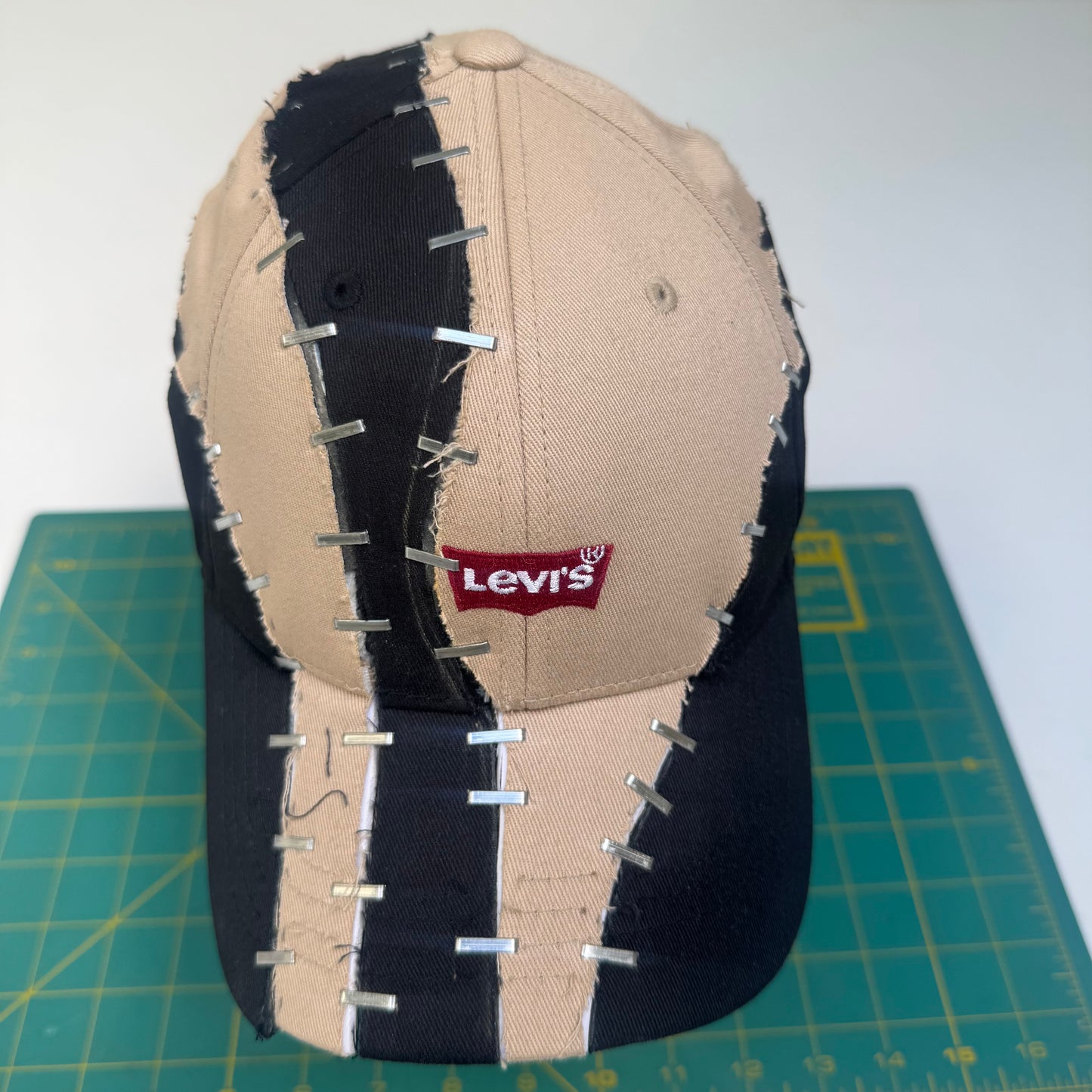 ELLIVO X LEVIS CAP