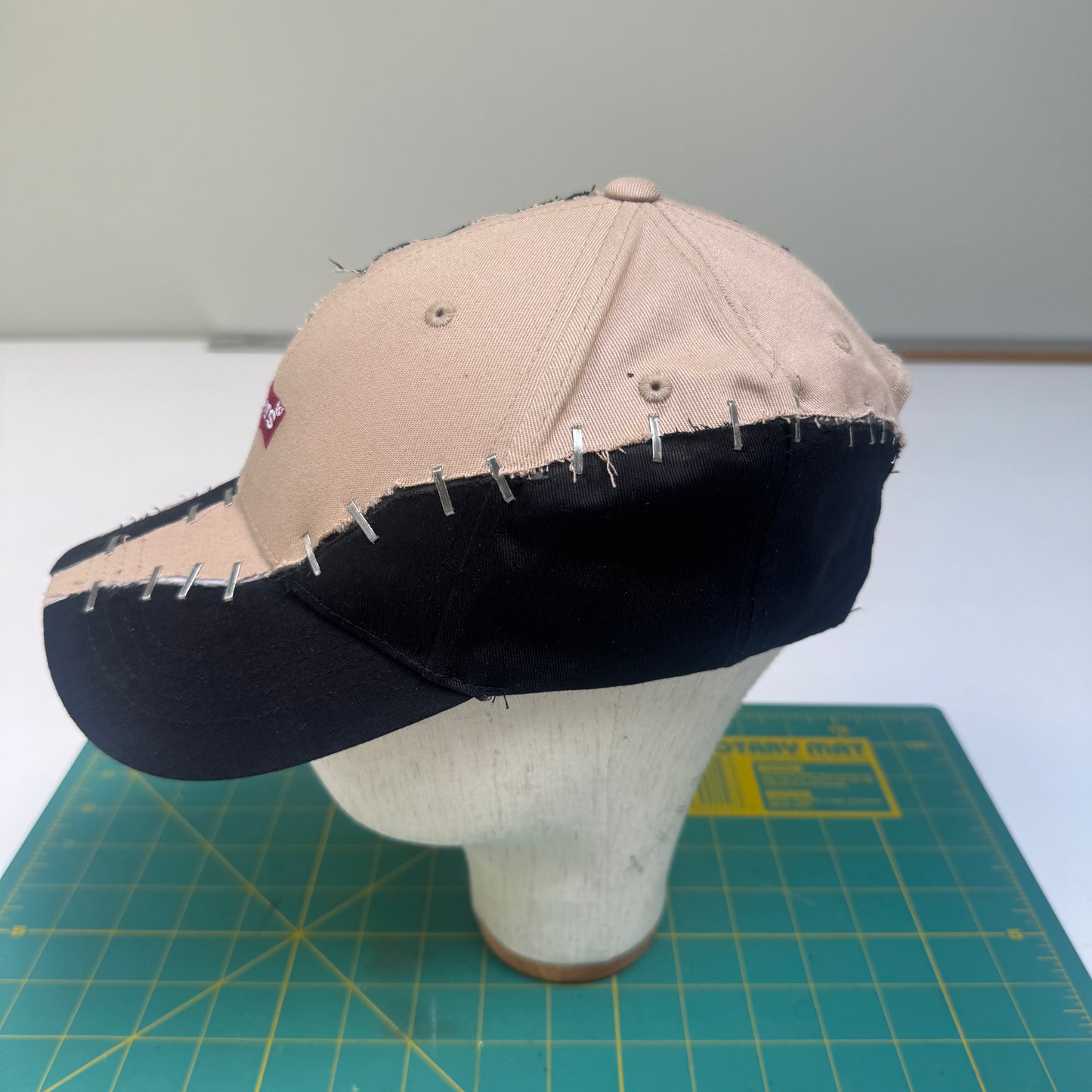 ELLIVO X LEVIS CAP