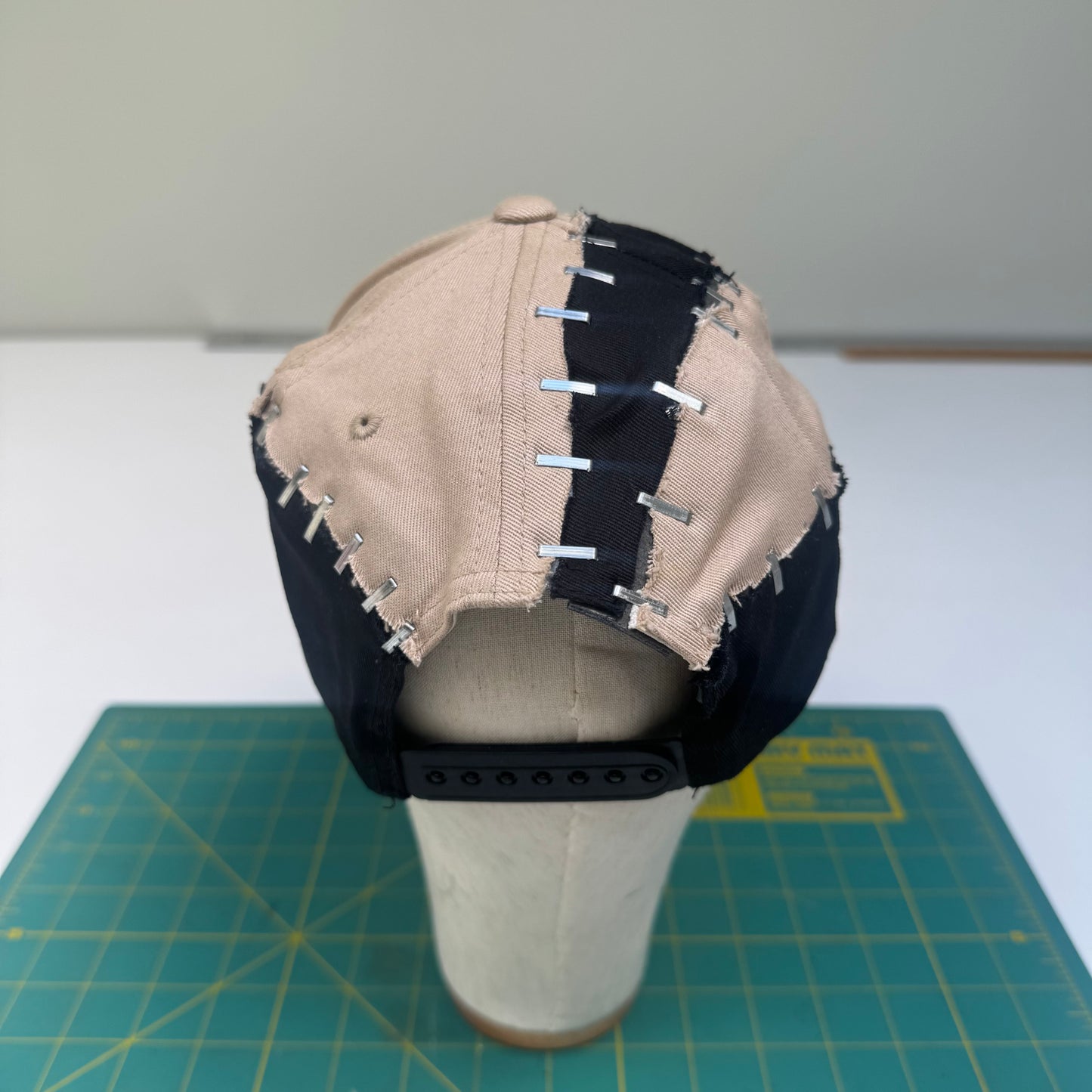 ELLIVO X LEVIS CAP